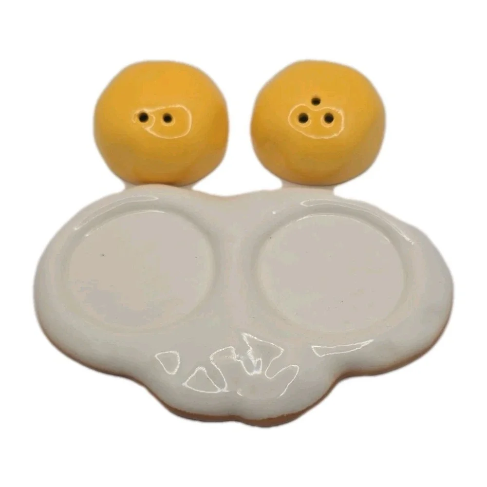 Cracker Barrel Collectibles Fried Eggs w/ Holder  Salt & Pepper Set NIB U260
